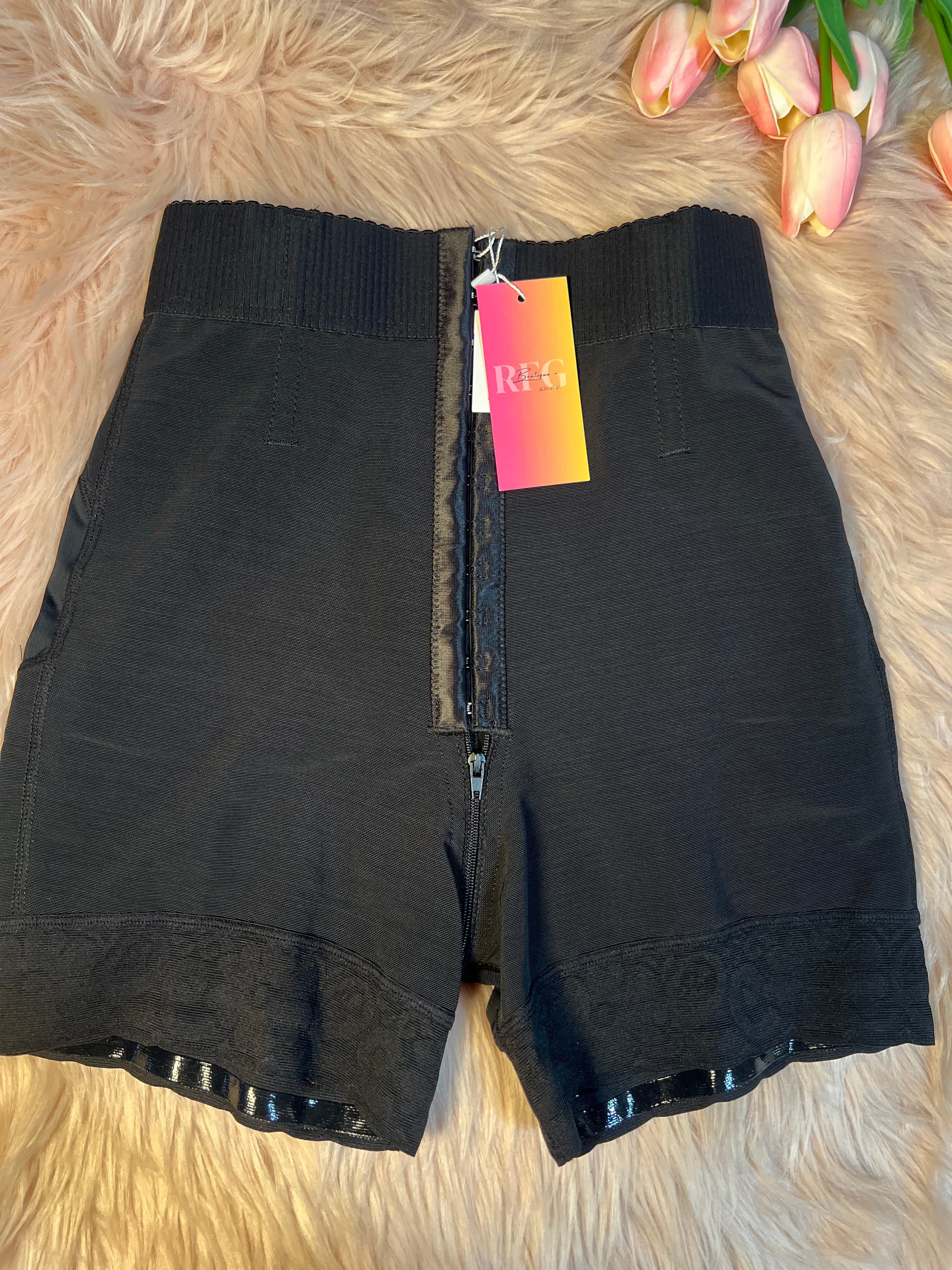 Mini short gainant remonte fesses